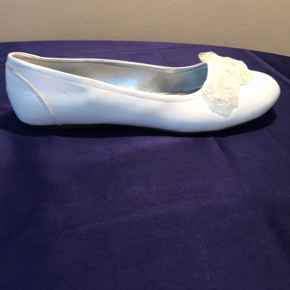 A cute pair of white flats - Picture 3 of 3